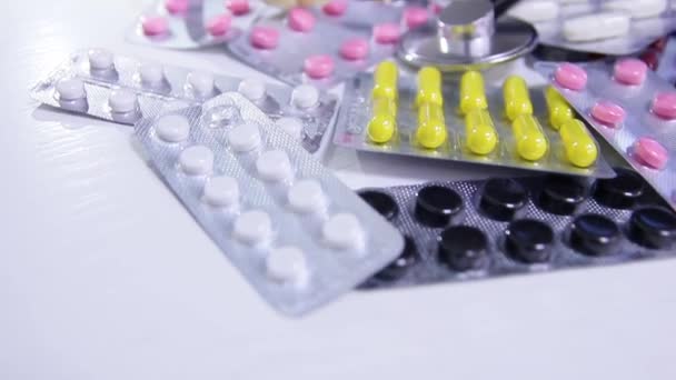 Φαρμακευτικά Χάπια Και Αντιβιοτικά Στη Συσκευασία Κυψελών Έννοια Ιατρικής Περίθαλψης — Αρχείο Βίντεο
