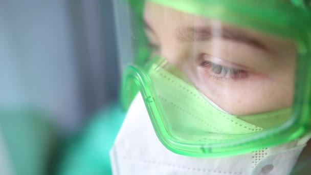 Κλείσιμο Των Ματιών Μιας Χειρουργού Γιατρού Προστατευτική Μάσκα Και Ιατρικά — Αρχείο Βίντεο