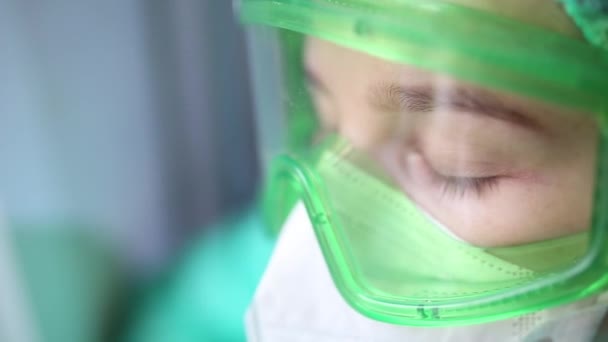 Κλείσιμο Των Ματιών Μιας Χειρουργού Γιατρού Προστατευτική Μάσκα Και Ιατρικά — Αρχείο Βίντεο