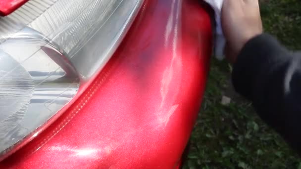 Kırmızı Arabanın Yüzeyini Silerken Arabayı Yıkarken Çekilmiş Görüntüler — Stok video