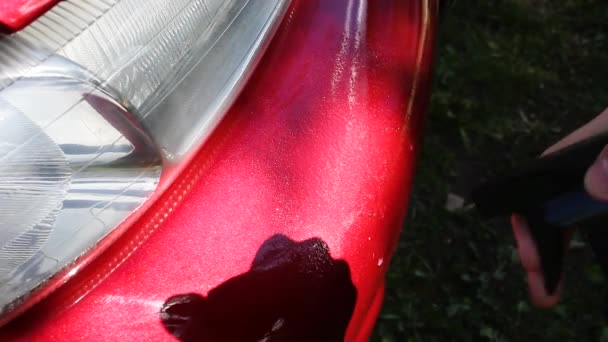 Πλάνα Από Χέρι Σκούπισμα Κάτω Επιφάνειες Του Κόκκινου Αυτοκινήτου Πλύσιμο — Αρχείο Βίντεο