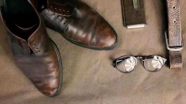 Brun Läder Tillbehör Läderbälte Manliga Skor Och Glasögon — Stockvideo