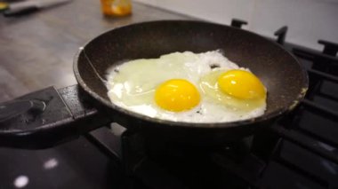 Mutfaktaki dökme demir tavada yumurta kızartmak..