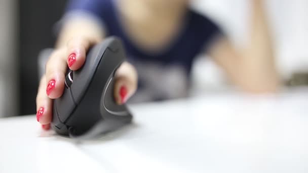 Χέρι Του Κοριτσιού Χρησιμοποιεί Ένα Κατακόρυφο Εργονομικό Ποντίκι Υπολογιστή Joystick — Αρχείο Βίντεο
