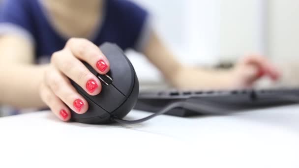 Mão Menina Usa Joystick Ergonômico Vertical Mouse Computador — Vídeo de Stock