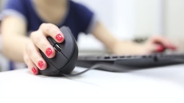 Tangan Gadis Itu Menggunakan Joystick Mouse Komputer Ergonomis Vertikal — Stok Video