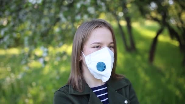 Footage Young Girl Green Park Medical Mask Allergy Walk Nature — Stock Video