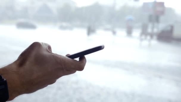 Рука Тримає Мобільний Телефон Місті — стокове відео