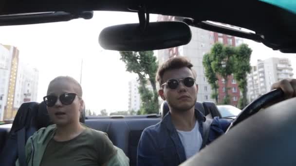 Imágenes Una Joven Pareja Montada Convertible Las Gafas Sol — Vídeo de stock