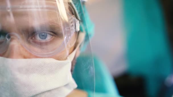 Mężczyzna Mundurze Chirurga Okulary Maska Sali Operacyjnej Zbliżenie — Wideo stockowe