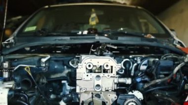 Bir arabanın içten yanmalı motorunun tamiri. Motorun ayrıntıları.