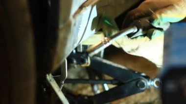 Büyük bir testereyi tutan bir adamın eline yaklaş.