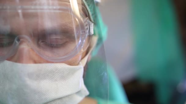 Mężczyzna Mundurze Chirurga Okulary Maska Sali Operacyjnej Zbliżenie — Wideo stockowe