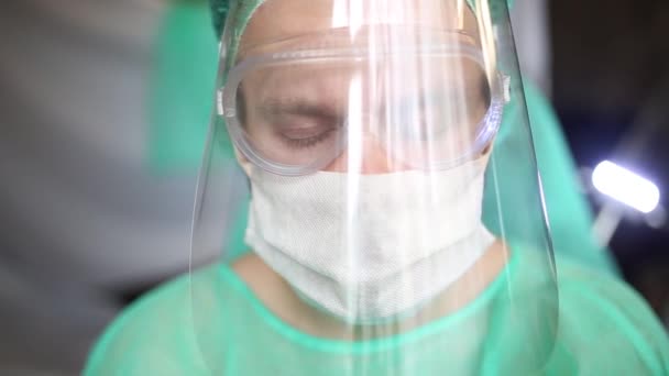 Homem Com Uniforme Cirurgião Óculos Uma Máscara Sala Cirurgia Close — Vídeo de Stock