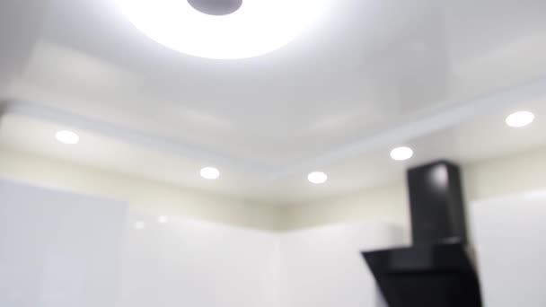 Luz Interior Una Cocina Blanca Apartamento Compacto Muebles Blanco Negro — Vídeo de stock