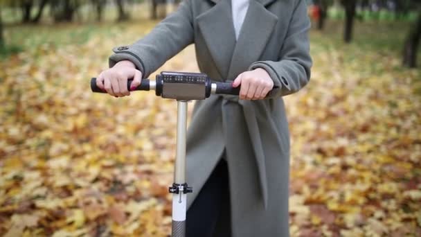 Kvinna Höst Rock Elektrisk Skoter Höstpark Åka Elfordonet Kallt Väder — Stockvideo