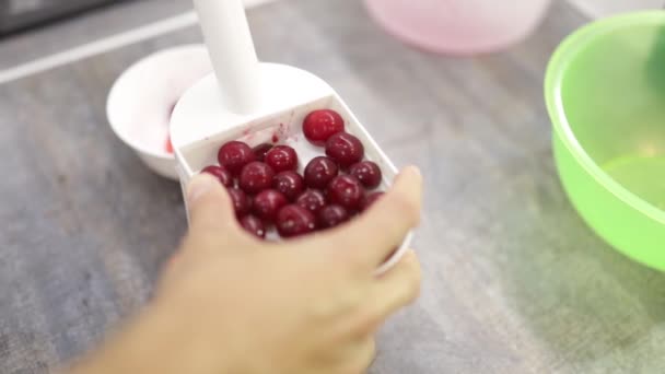 Remoção Poços Cerejas Dispositivo Especial Cozinha Pitting Cerejas — Vídeo de Stock