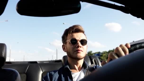 Ein Mann Mit Sonnenbrille Fährt Mit Einem Cabrio Auf Der — Stockvideo