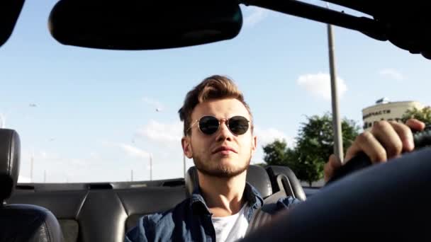Man Solglasögon Rider Cabriolet Motorvägen Mot Vinden Begreppet Manlig Frihet — Stockvideo