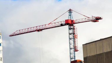 Bulutlu gökyüzünün arka planında inşaat vinci.
