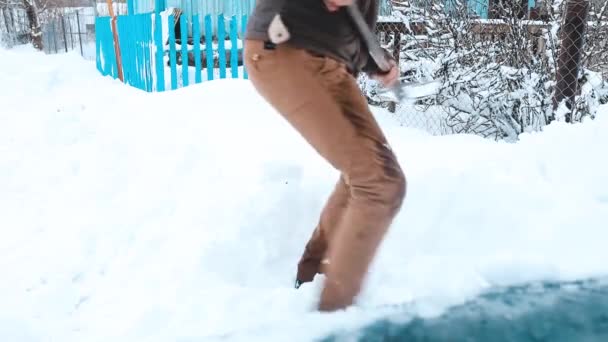 Людина Очищає Сніг Лопатою Парковці — стокове відео
