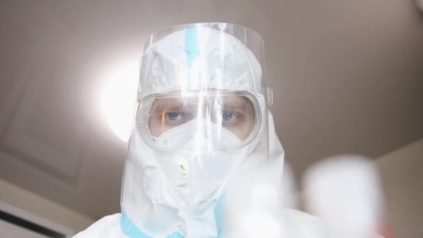 Análisis Sangre Laboratorio Realizado Por Hombre Uniforme Pandémico Con Gafas — Vídeos de Stock