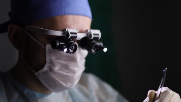 Médico Cientista Óculos Com Lentes Macro Laboratório Escuro Noite — Vídeo de Stock