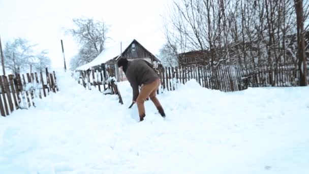 Muž Lopaty Sníh Silnice Dvoře Vánici Zimě — Stock video