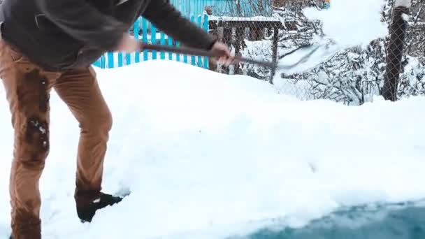 Człowiek Łopaty Śnieg Drogi Podwórku Śnieżycy Zimie — Wideo stockowe