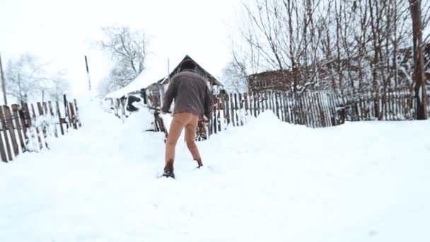 Homem Pás Neve Estrada Quintal Uma Nevasca Inverno — Vídeo de Stock
