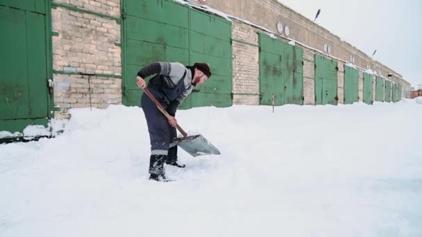 Man Arbetare Rengör Snö Med Spade Vid Grinden Vintern Snöstorm — Stockvideo