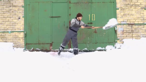 Arbeiter Räumt Winter Mit Schaufel Werkstor Schnee — Stockvideo