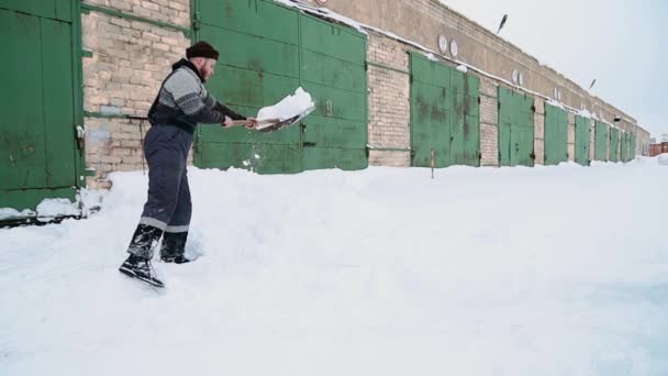 Pekerja Membersihkan Salju Dengan Sekop Gerbang Musim Dingin Dalam Badai — Stok Video