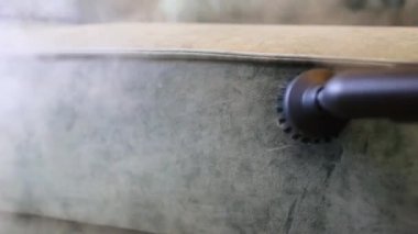 Mobilyaları kadife koltukta buhar temizleyicisiyle temizliyorum.