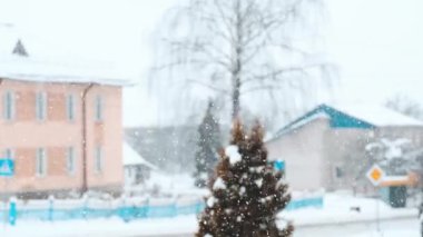 Kışın şehre kar yağıyor, ağır çekim.