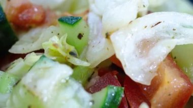 Yunan salatası malzemeleri yakın çekim, makro video çekimi.