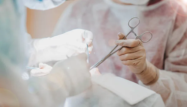 Chirurghi Uniforme Guanti Che Lavorano Sala Operatoria — Foto Stock