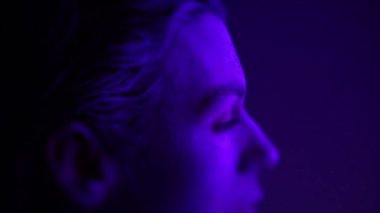 Parlak mavi ışığı olan genç bir kadının soyut geçmişi