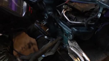 Araba kazasından sonra kaynak yapmak, araba metali kaynaklama, kaynak metali, inşaat ve otomobil endüstrisinde.
