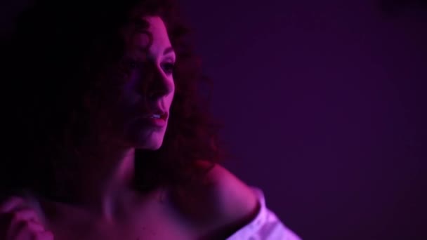 Módní Modelka Kudrnatá Žena Neonovém Světle Pózující Světlé Odrazy Kůži — Stock video