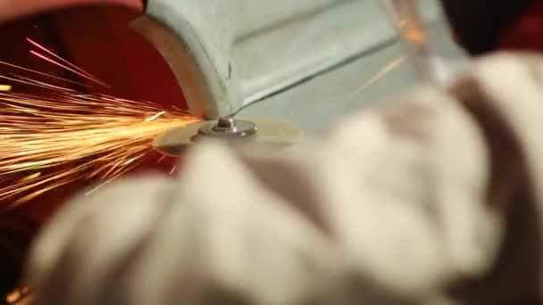 电锯人切割汽车金属 车身方式 — 图库视频影像