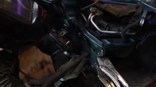 Soldagem Uma Espinha Carro Após Acidente Soldagem Metal Carro Metal — Vídeo de Stock