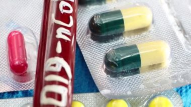 Tıbbi hazırlıklar, haplar, kapsüller ve Coronavirus için kan testi yapılan bir tüp - 2019 nCov