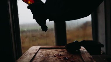 Epoksi cila sert bir tahta üzerine dökülür. Evde el sanatları