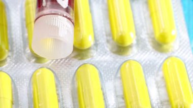 Tıbbi hazırlıklar, haplar, kapsüller ve Coronavirus için kan testi yapılan bir tüp - 2019 nCov