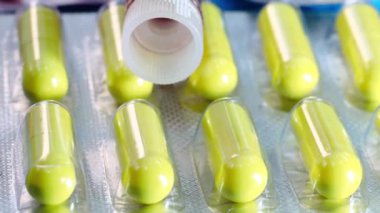 Tıbbi hazırlıklar, haplar, kapsüller ve Coronavirus için kan testi yapılan bir tüp - 2019 nCov