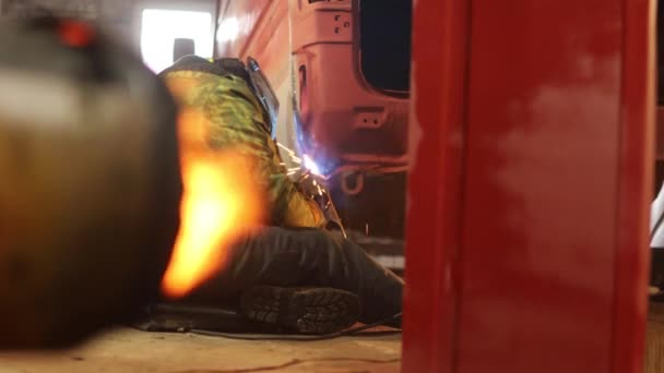Mann Schweißt Auto Karosserie Repariert Flamme Aus Garagenheizung — Stockvideo