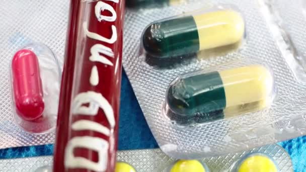 Preparati Medici Pillole Capsule Una Provetta Con Esame Del Sangue — Video Stock