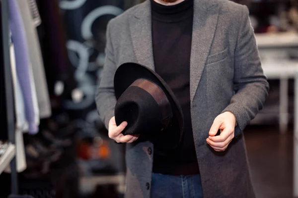 Hombre Una Tienda Ropa Probándose Sombrero — Foto de Stock