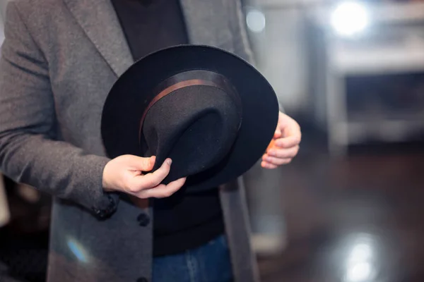 Hombre Una Tienda Ropa Probándose Sombrero — Foto de Stock